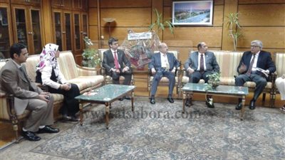 رئيس جامعة أسيوط يلتقي سفير دولة بارجواي لبحث سبل زيادة التعاون العلمي والثقافي والتبادل الطلابي بين الجامعتين