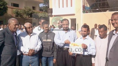 مدير تعليم إسنا يكرم الطالب الحاصل على المركز الأول فى مسابقة حفظ القرآن بوزارة التربية والتعليم