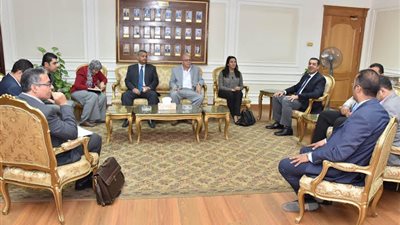 بالصور| محافظ أسيوط يلتقي وفدا من وزارة الصناعة والتجارة لبحث احتياجات المناطق الصناعية