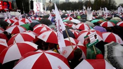 آلاف المعلمين يتظاهرون فى بولندا.. ننشر الأسباب