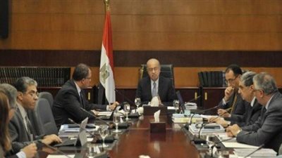 الحكومة: تخفيض عدد موظفى الحكومة لـ ٤ ملايين.. ولا مسابقة للتعينات فى يناير