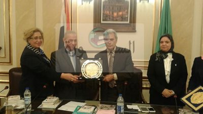 حركة رائدات المستقبل تكرم رئيس جامعة القاهرة      