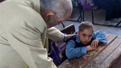 مدير الإدارة التعليمية ببورسيعد يبكي اثناء المرور على مدرسة الفاروق عمر 