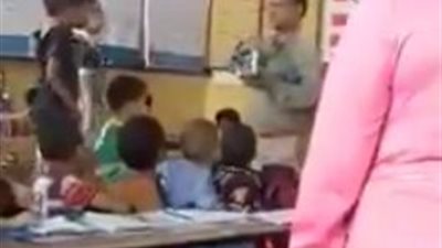 بالفيديو| شاهد أحد مديرى المدراس يبيع 