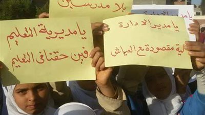 بالصور.. أولياء أمور يغلقون مدرسة بكفر الشيخ بسبب العجز فى المدرسين 