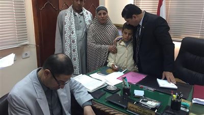وكيل تعليم كفر الشيخ يقبل رأس طفل ويحيل مديرة مدرسة ومعلمة للتحقيق