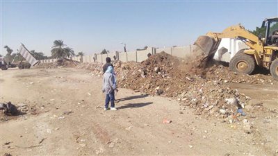 بالصور| رفع 50 طن مخلفات ونقل الباعة الجائلين لأماكنهم المخصصة بحي شرق أسيوط
