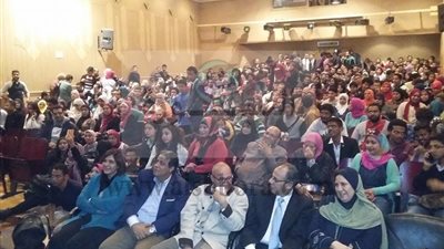 عميدة آداب عين شمس  تفتتح مسابقة المنوعات الفنية