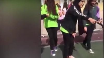 بالفيديو| طالبتان بالإعدادية تجردان تلميذ بالابتدائي من 