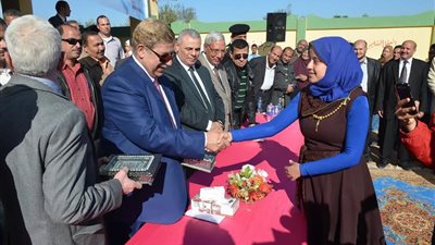  بالصور.. المبادرة القومية لمكافحة السرطان تهدي 5000 شنطة مدرسية لطلاب الإسماعيلية