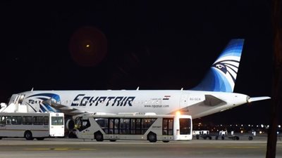 تأخر إقلاع طائرة مصر للطيران من برلين الى القاهرة بسبب سوء الاحوال الجوية