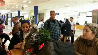 بالصور| قلق في مطار برلين واستياء بعد إلغاء رحلة مصر للطيران للقاهرة دون اسباب