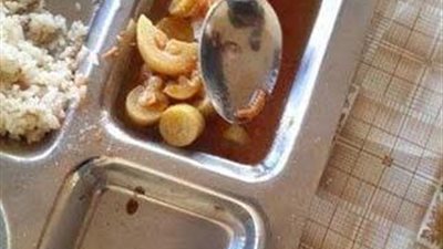 بالصور.. ''دودة'' في وجبة بالمدينة الجامعية بالاسكندرية