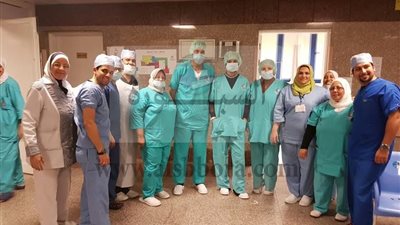 وزيرة الهجرة فى غرفة العمليات مع هشام عاشور لاستئصال سرطان الرحم لسيدة بمستشفى وادى النيل