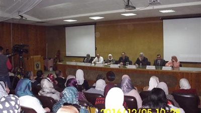 بالصور.. رئيس جامعة قناة السويس يجتمع بهيئة تدريس الكليات الطبية 