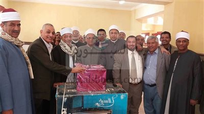 تكريم رئيس الإدارة المركزية بالأقصر الأزهرية  لبلوغه السن القانونية