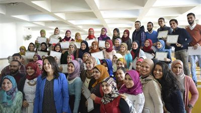 بالصور .. المركز الإعلامي لجامعة عين شمس يكرم طلاب قسم الإعلام