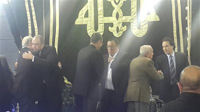بالصور.. رئيس النادي الأهلى يحضر عزاء والدة الغزاوى