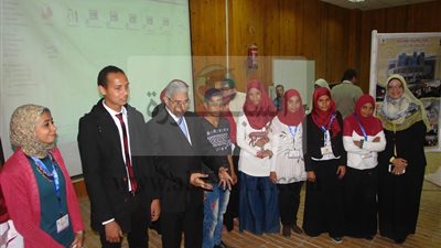 رئيس جامعة جنوب الوادي يفتتح معرض الوسائل التعليمية لكلية التربية بقنا