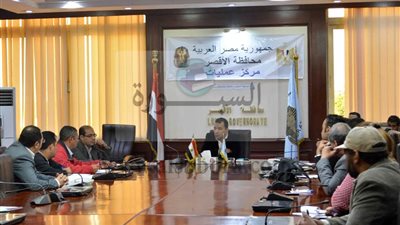 المحافظ يجتمع مع المسؤلين لتطوير المراسى النيلية باسنا والاقصر