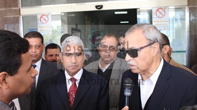 محافظ قنا ورئيس جامعة جنوب الوادي في زيارة لمستشفى قنا الجامعي