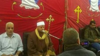 بالصور.. شيخ يقرأ سورة مريم فى عزاء متوفى مسيحى بشبرا