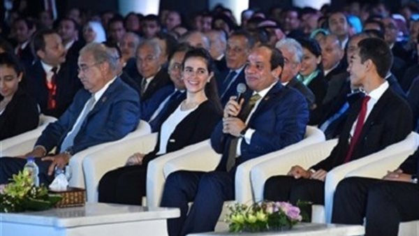 السيسي اثناء الجلسة