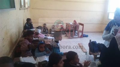 بالصور.. إلى الهلالى.. تلاميذ مدرسة النجوع جنوب الاقصر يفترشون الارض