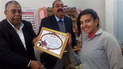 بالصور| وكيل تعليم الاقصر يسلم كأس اوائل الطلبة للمدرسة الاولى على المحافظة