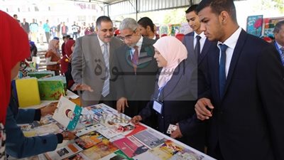  رئيس جامعة جنوب الوادى: يتفقد معرض كلية التمريض بالجامعة