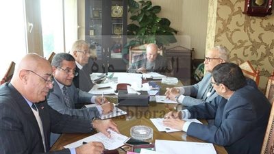 المهن التعليمية : قبول عضوية أى معلم دون التقيد بسن معين