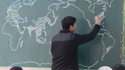 فيديو| يرسم خريطة العالم في 4 دقائق من ذاكرته 