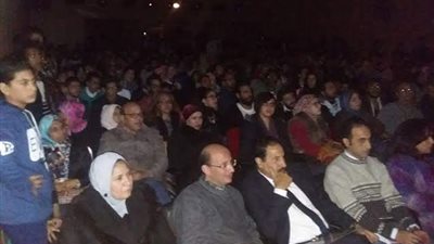 بالصور.. نائب رئيس جامعة عين شمس يشهد العروض المسرحية بمهرجان الاكتفاء الذاتي