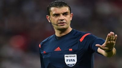 وصول طاقم حكام مباراة القمة..منذ قليل 