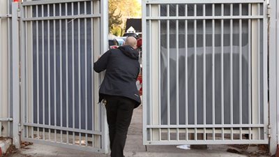 بالصور| الشرطة الإسرائيلية تصل منزل نتنياهو للتحقيق معه فى تلقى رشاوى.. ونشطاء: طبعا دة لو في مصر كان زمانه انتحر!