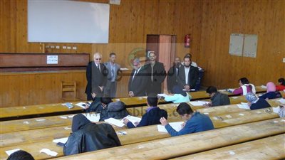 رئيس جامعة جنوب الوادي يتفقد اعمال الامتحانات بكليات الجامعة