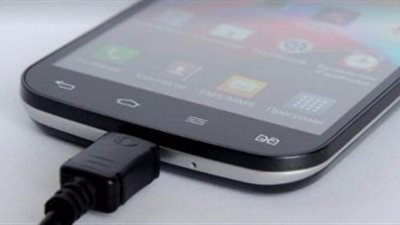 وداعا لشحن هاتفك من مصدر كهربائى.. الآن تستطيع شحن موبايلك من حركة يدك