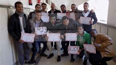 عميد كلية التعليم الصناعي بسوهاج يكرم الطلاب المتميزين