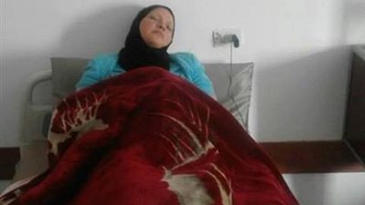 المعلمة المناضلة ترقد بين الحياة والموت بسبب الظلم والفساد