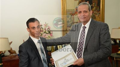 الهلالى يكرم  الطالب 