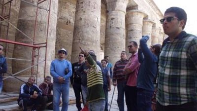 قطار الشباب يشاهد صناعة المنتجات الفرعونية بأحد المصانع بالاقصر