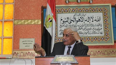 وكيل تعليم اسيوط يكرم مدرستين ويجازى 6 بالخصم من الراتب