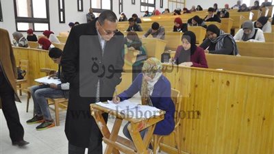 رئيس جامعة القناة يتفقد امتحانات نصف العام بـ5 كليات