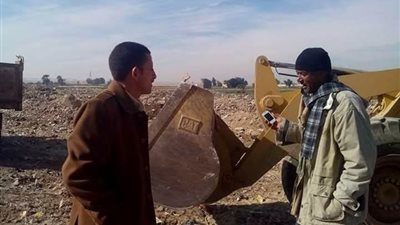 إزالة تعديات على أملاك دولة بقرية العزية بمنفلوط مخصصة لإنشاء 4 مدارس ووحدة بيطرية