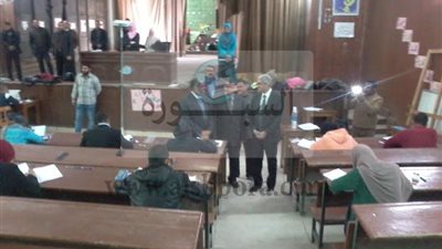 بالصور..رئيس جامعة جنوب الوادى يتفقد لجان الامتحانات بكلية الهندسة 
