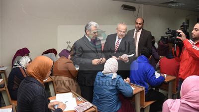 بالصور.. رئيس جامعة القاهرة يتفقد سير امتحانات الترم الأول بالكليات 