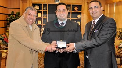 تكريم باحث بكليه الطب البيطرى على أفضل بحث باليابان