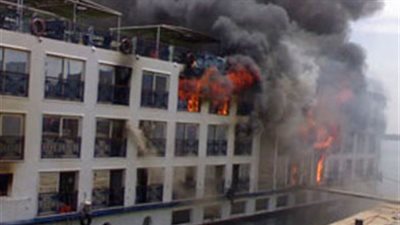 حريق هائل يلتهم باخرة سياحية باسوان