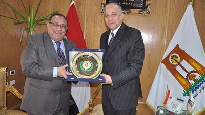 رئيس جامعة حلوان : (1389) حالة كشف و (44) عملية جراحية خلال  القافلة الطبية لجامعة حلوان بالوادي الجديد