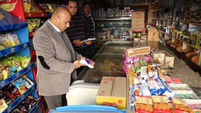 بالصور.. محافظ المنوفية يغلق المحال الغذائية غير الملتزمة بأسعار السلع الأساسية